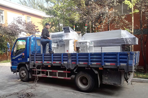 嘉善客户SMT设备专车送货，货到上门安装调试