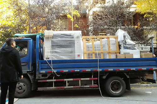 丹阳客户SMT设备专车送货，货到上门安装调试