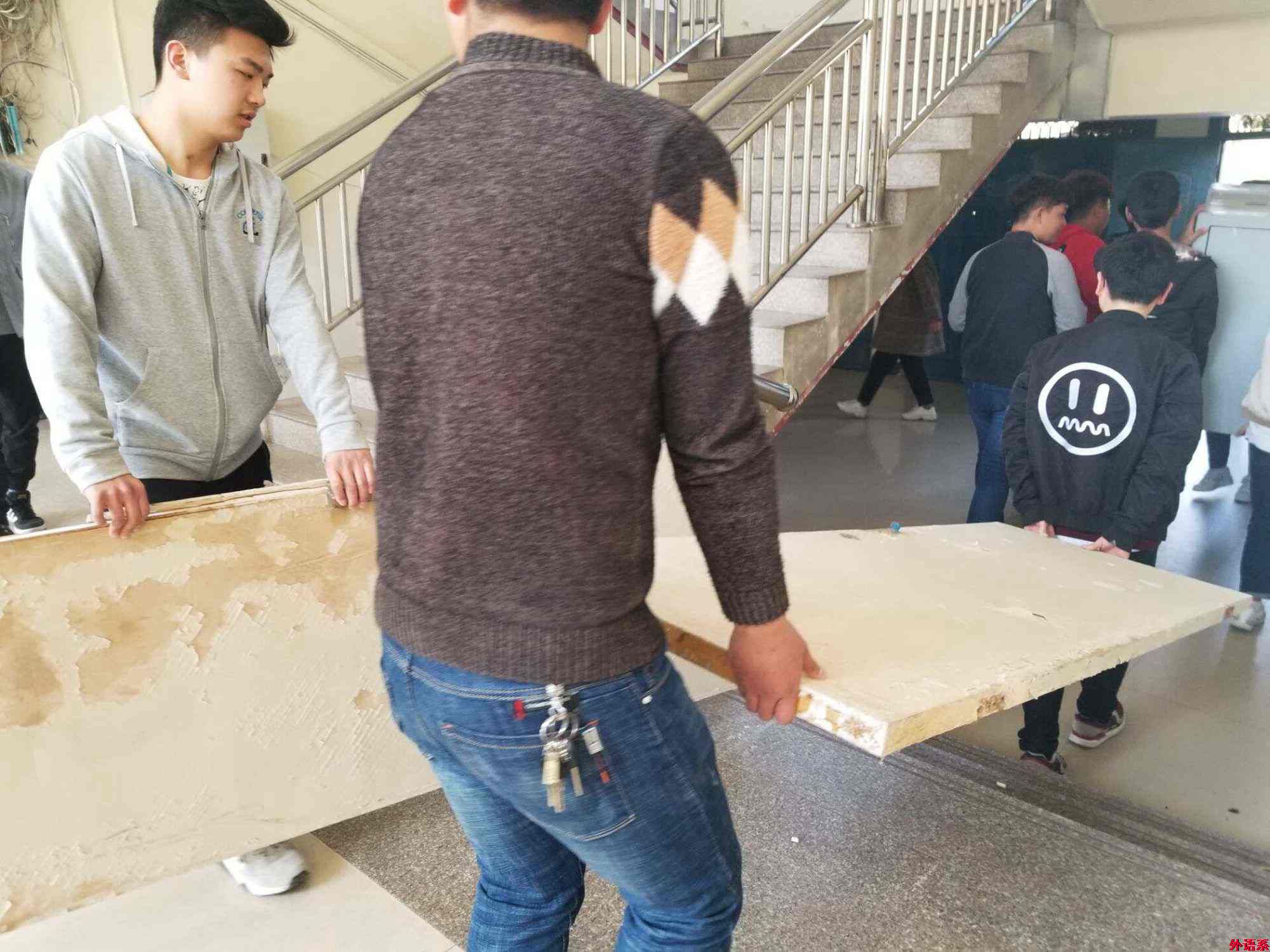 公司开展 “清洁教室 美化课堂”志愿服务活动