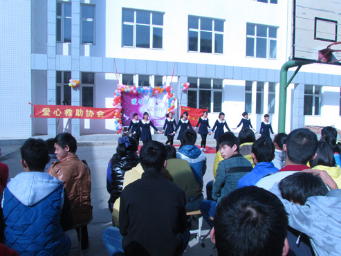 外语系爱心救助协会赴信阳市特殊教育学校献爱心