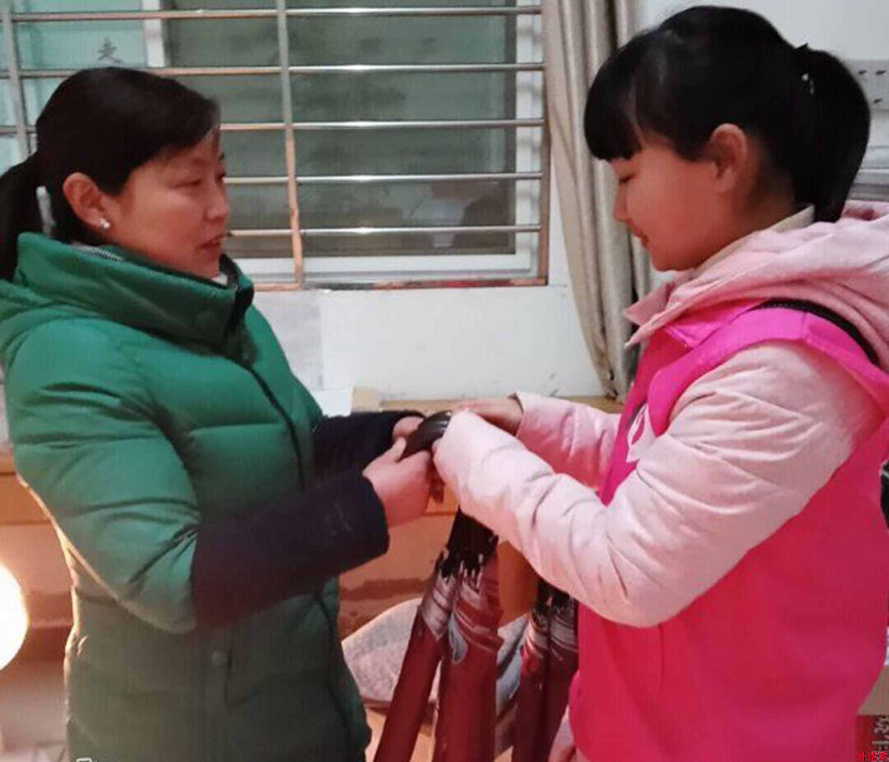 球速体育爱心救助协会开展“诚信爱心伞,温暖你我他”志愿活动