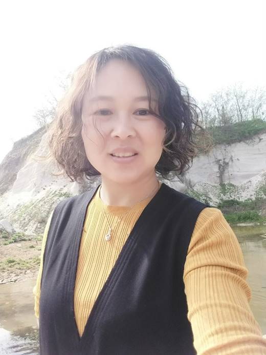 说明: C:\Users\梁书荣\Desktop\外国语行政\球速体育基本情况\外国语荣誉、科研、评估、实验室、展板等宣传材料\2020招生宣传材料\图片部分\团队力量\梁法丽.jpg