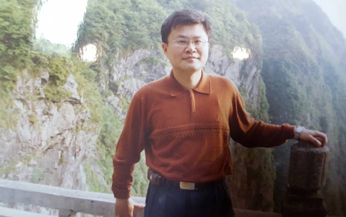 说明: C:\Users\梁书荣\Desktop\外国语行政\球速体育基本情况\教授博士简介\语言文学个人简介\刘勇教授照片.jpg