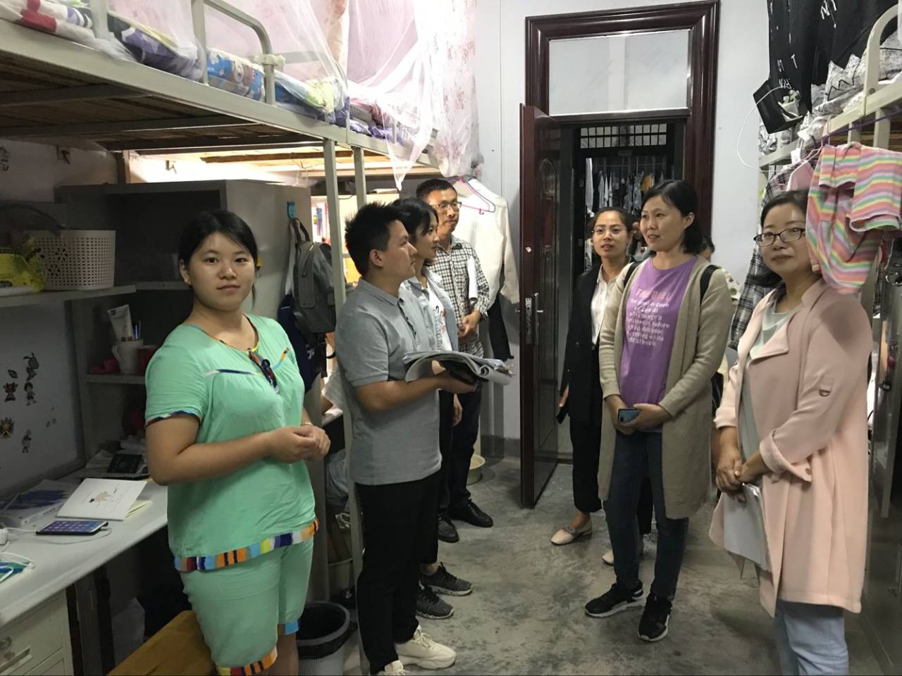 说明: C:\Users\梁书荣\Desktop\外国语行政\宣传处\外国语新闻\20190926 员工宿舍检查\集体合照.jpg