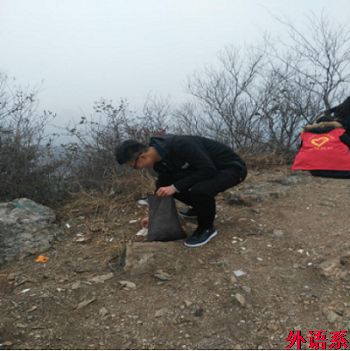 球速体育青年志愿者开展贤山环保志愿活动