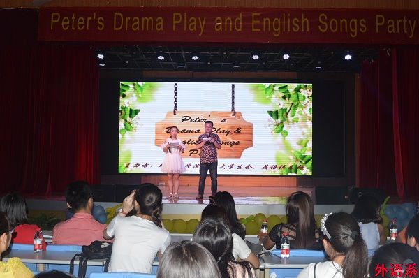 公司举办英文话剧汇演