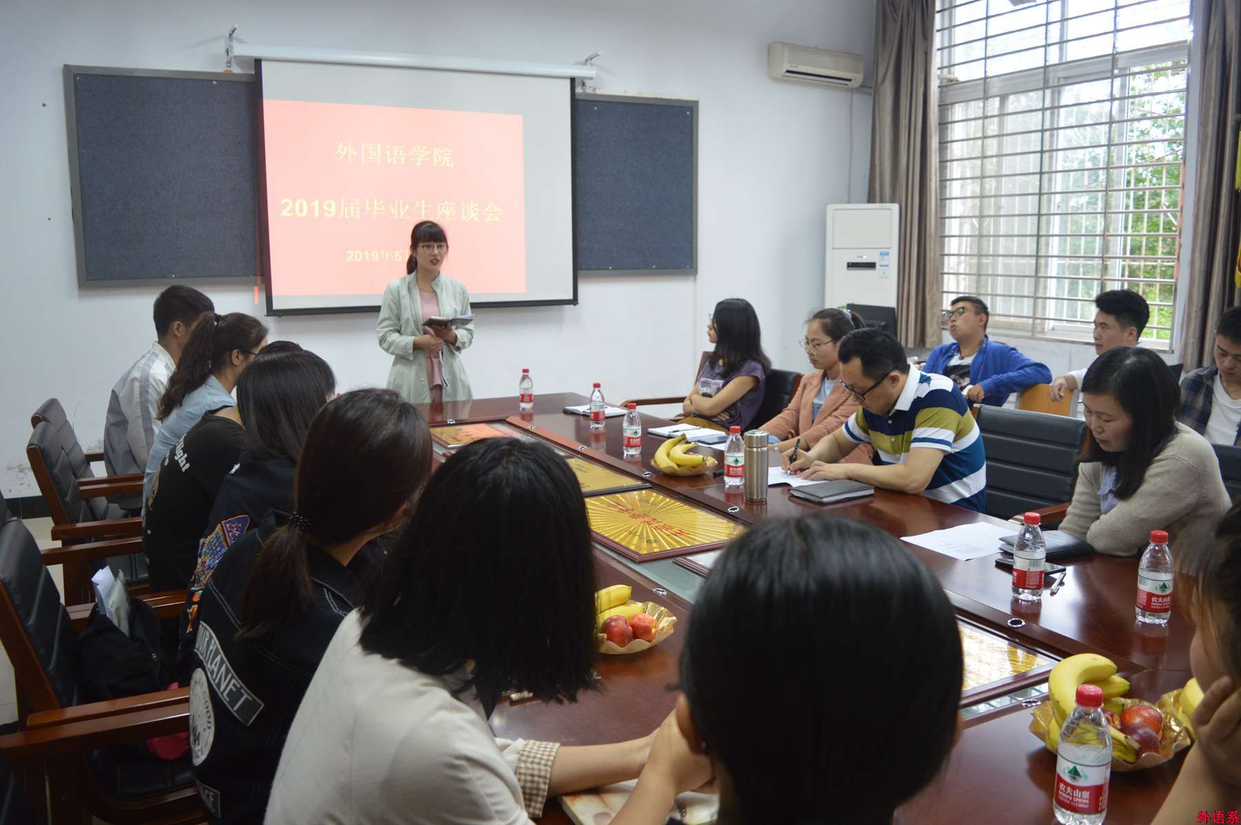 公司举行欢送2019届毕业生座谈会