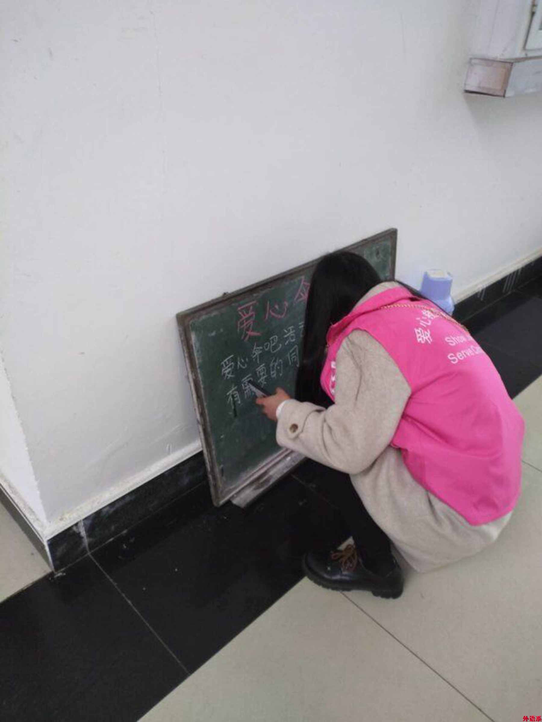 球速体育爱心救助协会开展“诚信爱心伞,温暖你我他”志愿活动