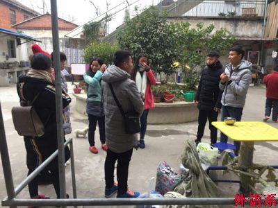 球速体育志愿队赴平桥区大家庭安养院开展爱心活动