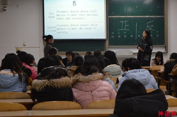 外语系举办第19届“外研社杯”全国老员工英语辩论赛选拔赛